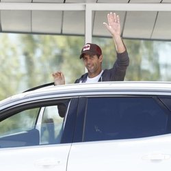 Fernando Verdaso a la salida del hospital tras convertirse en padre