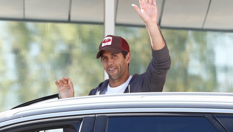 Fernando Verdaso a la salida del hospital tras convertirse en padre