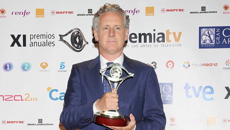 Lorenzo Milá posa sonriente tras recibir el Premio de la Academia de Televisión en 2009