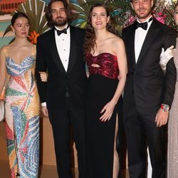 Alexandra de Hannover, Dimitri Rassam, Carlota Casiraghi y Pierre Casiraghi en el Baile de la Rosa 2019