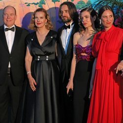 Alberto de Mónaco, Carole Bouquet, Dimitri Rassam, Carlota Casiraghi y Tatiana Santo Domingo en el Baile de la Rosa 2019