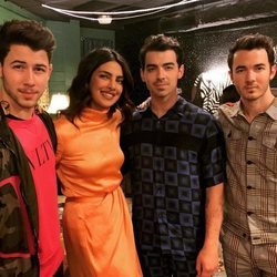 Priyanka Chopra con los Jonas Brothers tras vivir su primer concierto