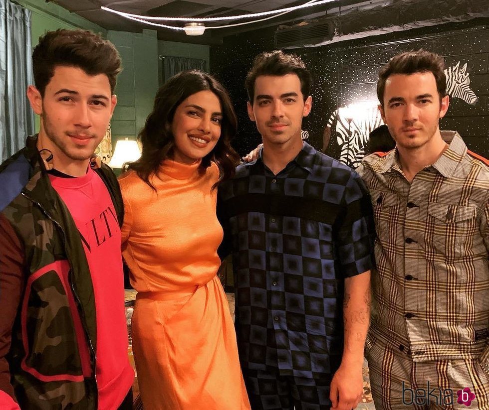 Priyanka Chopra con los Jonas Brothers tras vivir su primer concierto