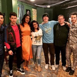 Los Jonas Brothers con Priyanka Chopra, sus padres y su hermano pequeño Frankie