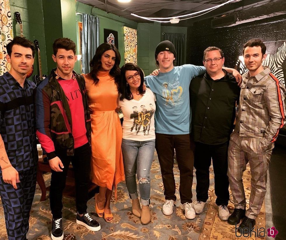 Los Jonas Brothers con Priyanka Chopra, sus padres y su hermano pequeño Frankie