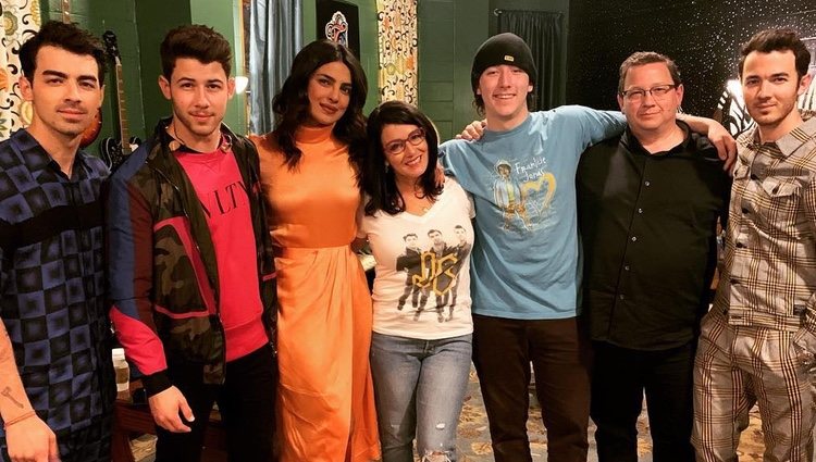 Los Jonas Brothers con Priyanka Chopra, sus padres y su hermano pequeño Frankie