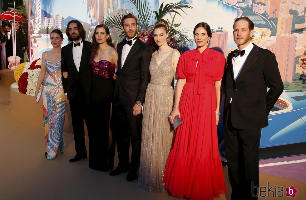 Alexandra de Hannover, Dimitri Rassam, Carlota Casiraghi, Pierre Casiraghi, Beatrice Borromeo, Tatiana Santo Domingo y Andrea Casiraghi en el Baile de la R