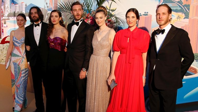 Alexandra de Hannover, Dimitri Rassam, Carlota Casiraghi, Pierre Casiraghi, Beatrice Borromeo, Tatiana Santo Domingo y Andrea Casiraghi en el Baile de la R