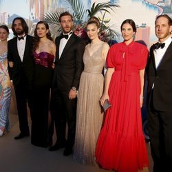 Alexandra de Hannover, Dimitri Rassam, Carlota Casiraghi, Pierre Casiraghi, Beatrice Borromeo, Tatiana Santo Domingo y Andrea Casiraghi en el Baile de la R