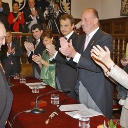 Rafael Sánchez Ferlosio recibe el Premio Cervantes 2004 en presencia de los Reyes Juan Carlos y Sofía