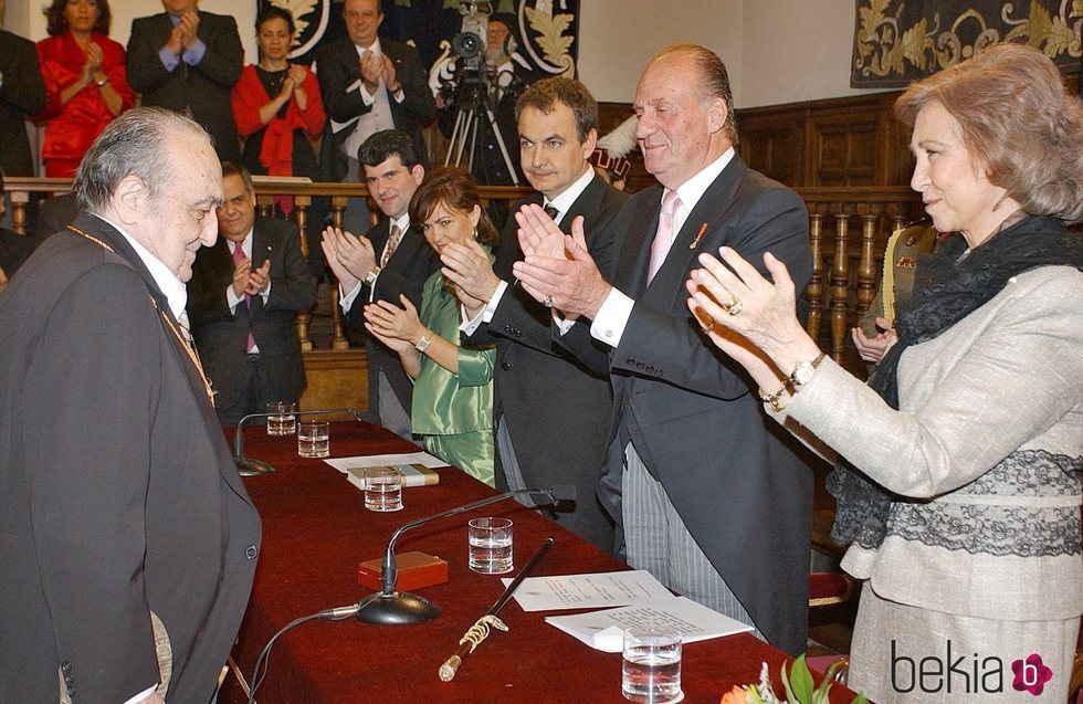 Rafael Sánchez Ferlosio recibe el Premio Cervantes 2004 en presencia de los Reyes Juan Carlos y Sofía