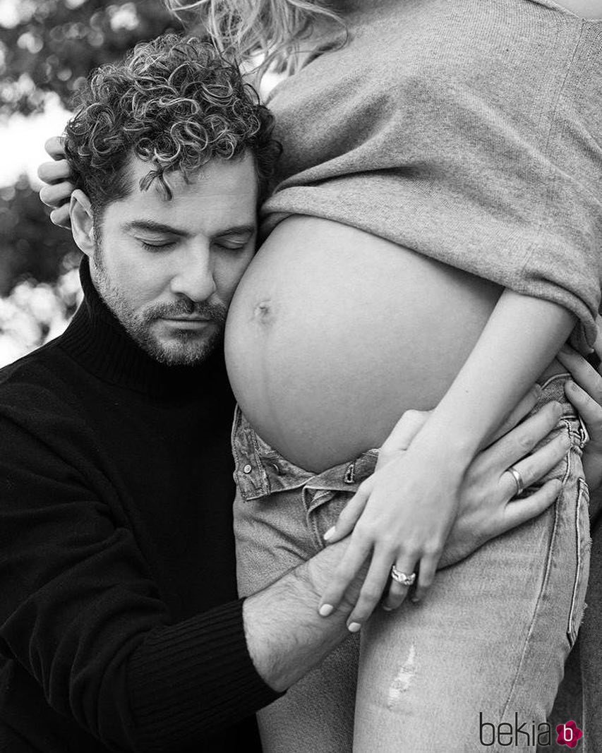 David Bisbal abrazando la barriguita de Rosanna Zanetti