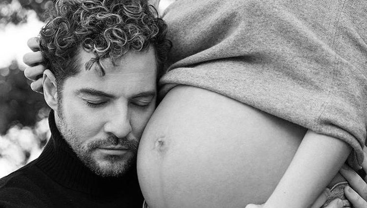 David Bisbal abrazando la barriguita de Rosanna Zanetti