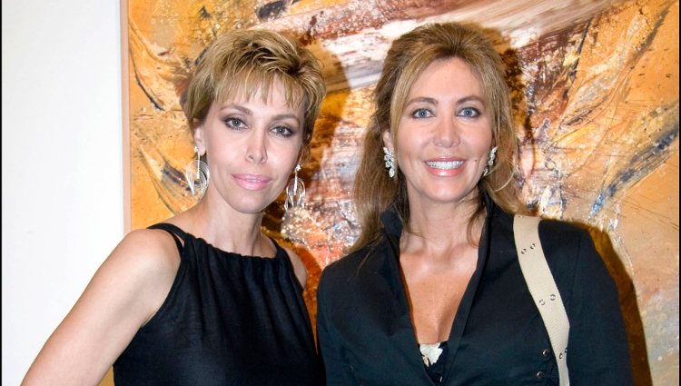 Norma Duval y Carla Duval posando juntas en una exposición