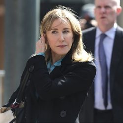 Felicity Huffman yendo a declarar ante el juez