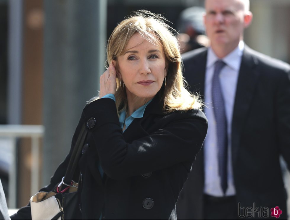 Felicity Huffman yendo a declarar ante el juez