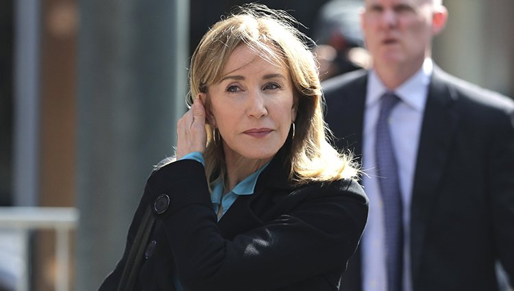 Felicity Huffman yendo a declarar ante el juez