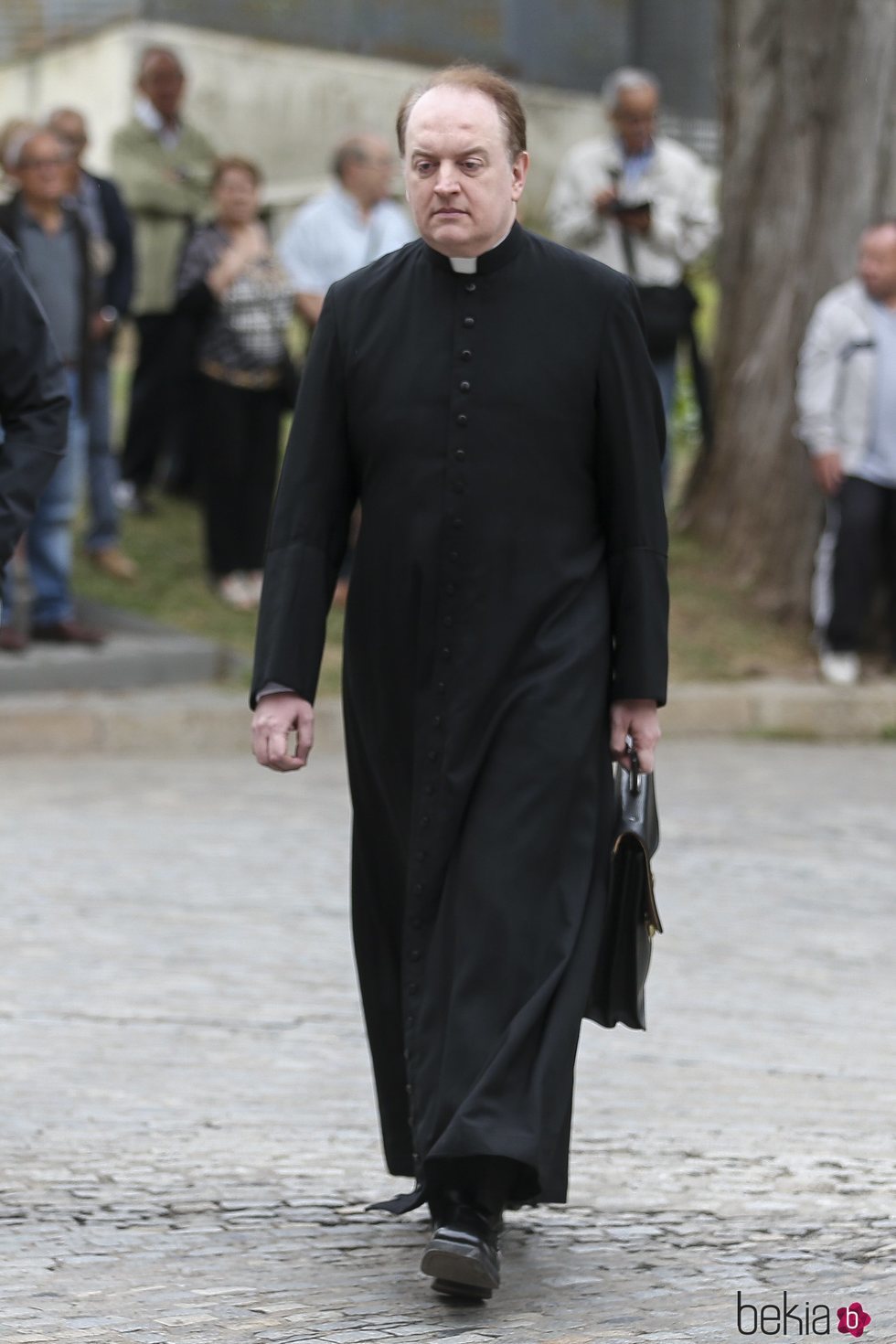 El Padre Apeles en la capilla ardiente de Montserrat Caballé