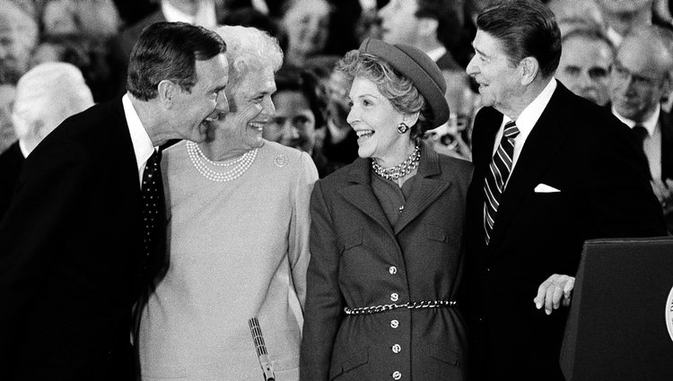 Los Reagan y los Bush en la toma de posesión de Ronald Reagan como presidente de Estados Unidos