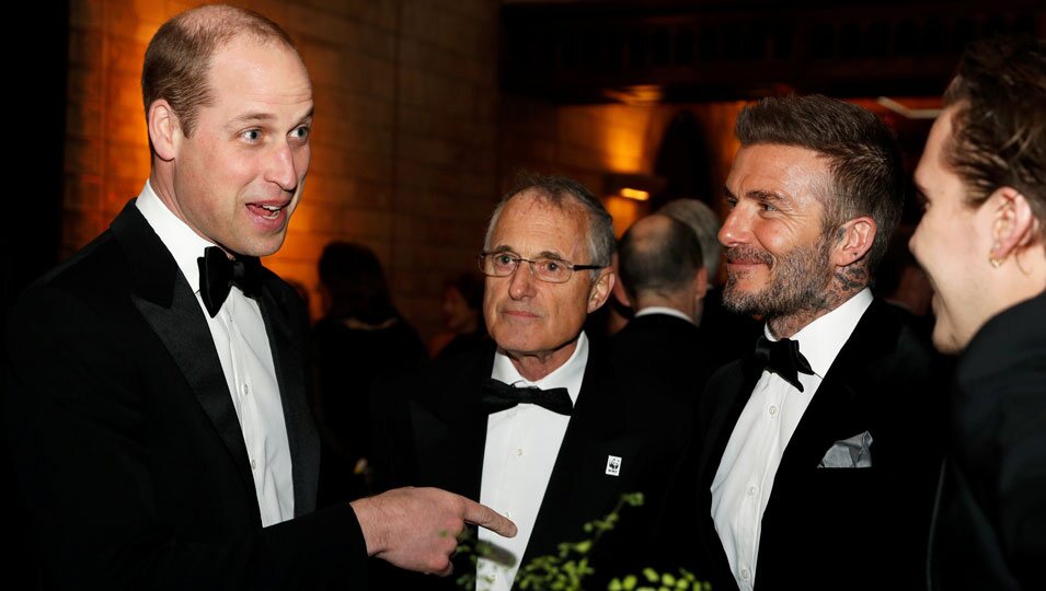 El Príncipe Guillermo habla con David Beckham y Brooklyn Beckham en el estreno de 'Our Planet'