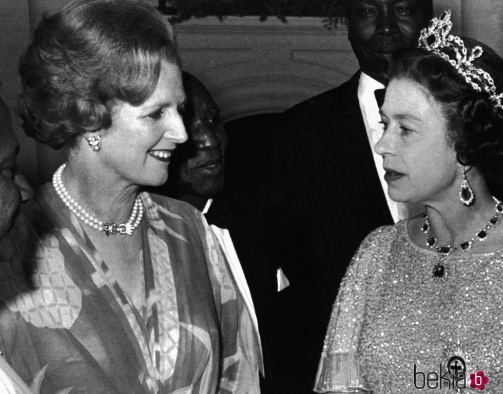 Margaret Thatcher e Isabel II en una conferencia de la Commonwealth