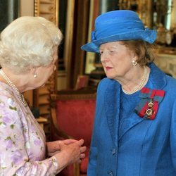 Isabel II y Margaret Thatcher en una recepción oficial en el Palacio de Buckingham