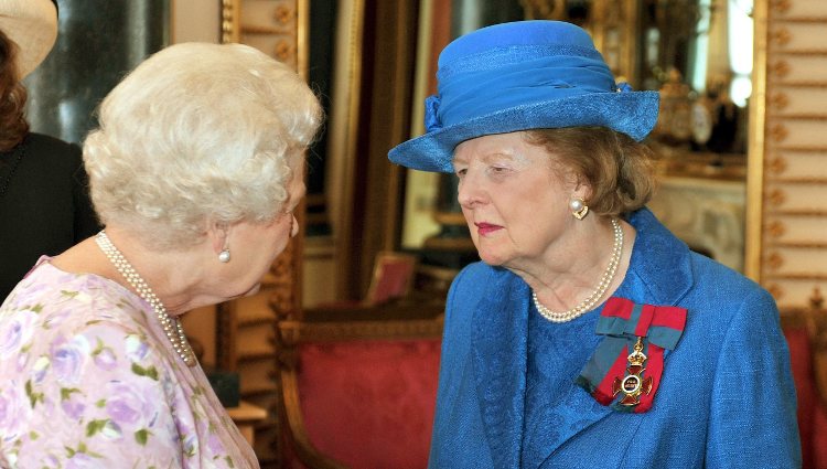 Isabel II y Margaret Thatcher en una recepción oficial en el Palacio de Buckingham