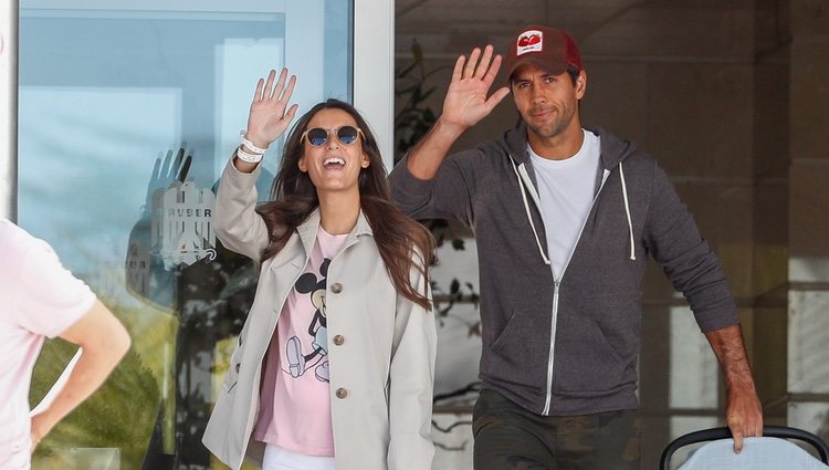 Ana Boyer y Fernando Verdasco saliendo del hospital con su hijo Miguel