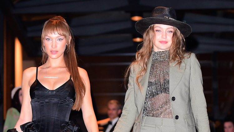 Bella y Gigi Hadid en la boda de Marc Jacobs