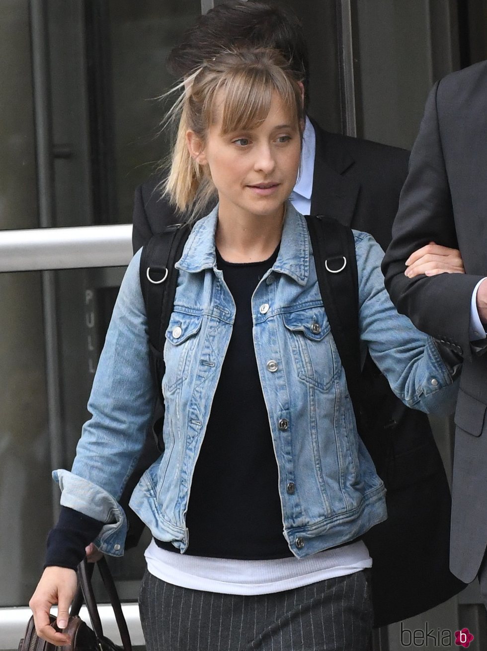 Allison Mack saliendo de los Juzgados de Nueva York