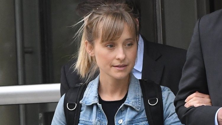 Allison Mack saliendo de los Juzgados de Nueva York