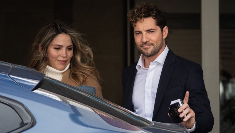 David Bisbal y Rosanna Zanetti saliendo del hospital con su hijo Matteo