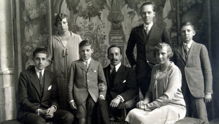 El Rey Alfonso XIII con sus hijos