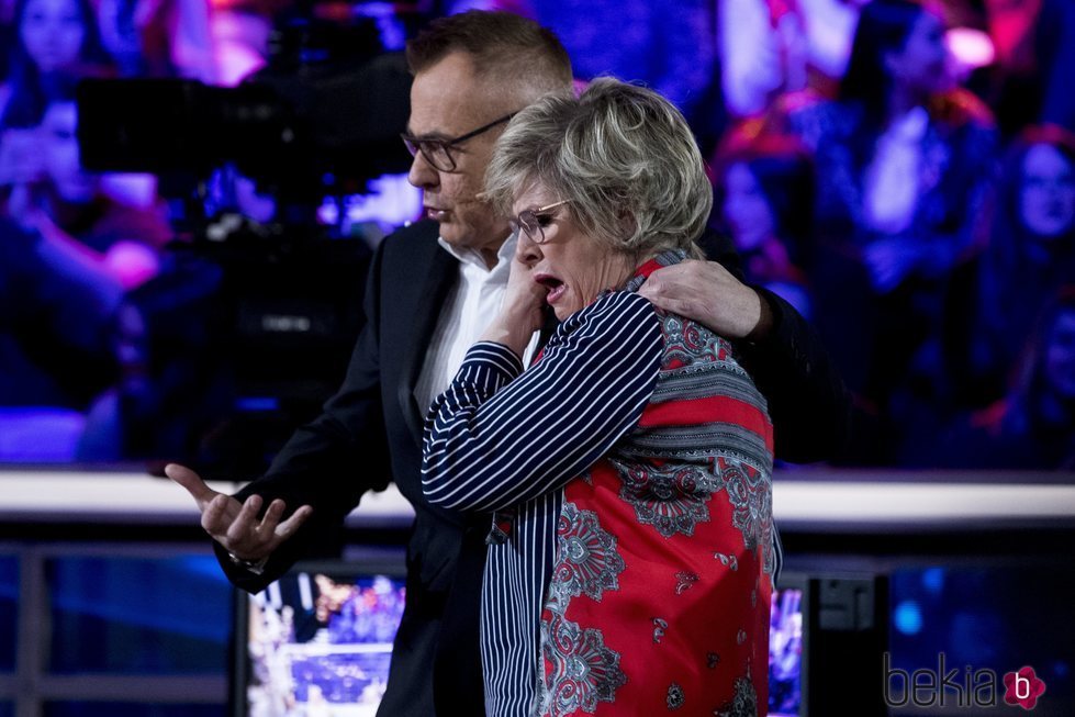 Jordi González consolando a Juani en la primera parte de la final de 'GH DÚO'