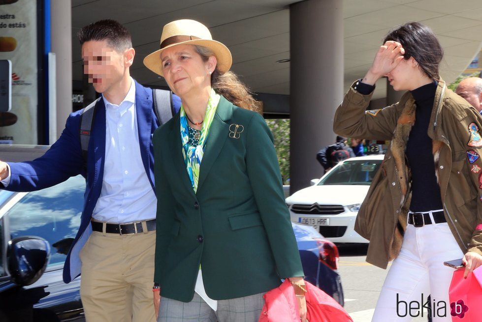 Victoria Federica se tapa la cara a su llegada a Sevilla con la Infanta Elena