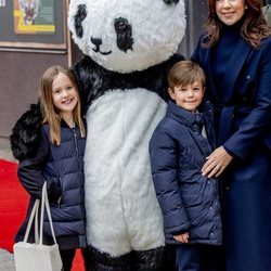 La Princesa Mary, Vicente y Josefina de Dinamarca en el Zoo de Copenhague