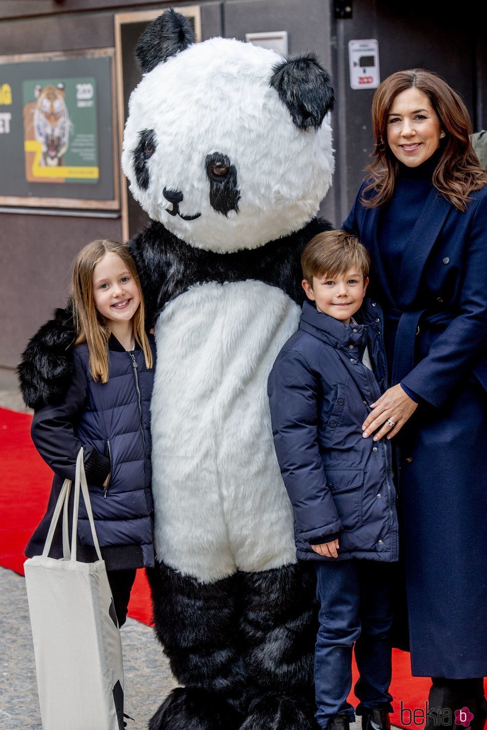 La Princesa Mary, Vicente y Josefina de Dinamarca en el Zoo de Copenhague