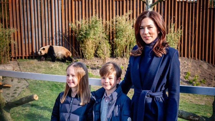 Mary de Dinamarca y sus hijos los Príncipes Vicente y Josefina en el Zoo de Copenhague