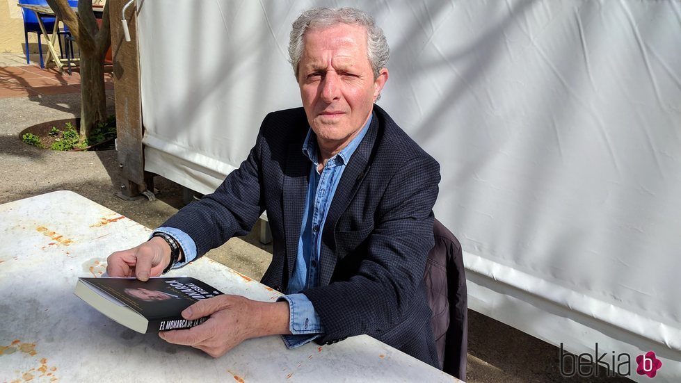 Albert Solà con su libro 'El Monarca de La Bisbal'