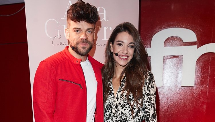 Ana Guerra y Ricky Merino en la presentación de su libro 'Con una sonrisa'