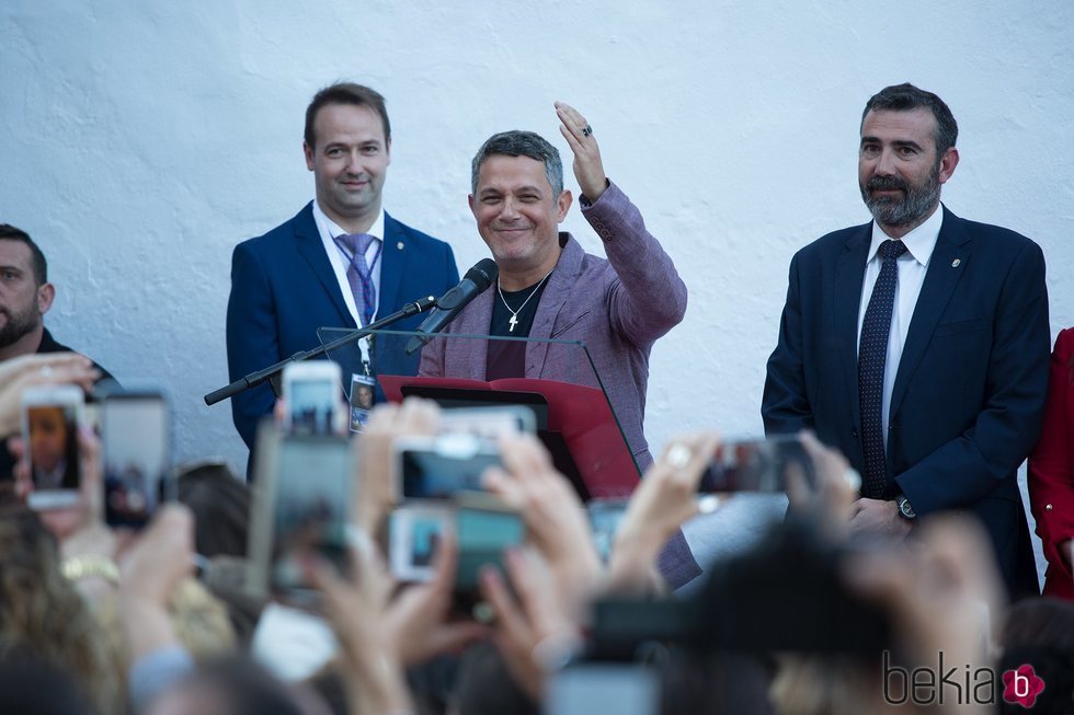 Alejandro Sanz en la inauguración de su calle en Alcalá de los Gazules