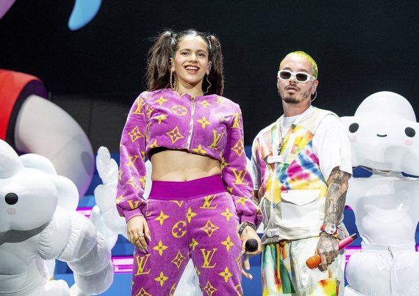 Rosalia y J Bavlin actuando en el escenario de Coachella 2019