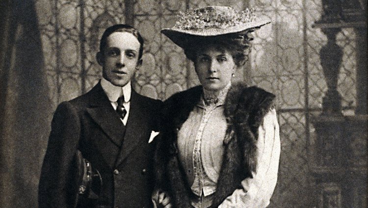 Alfonso XIII y Victoria Eugenia de Battenberg tras oficializar su compromiso