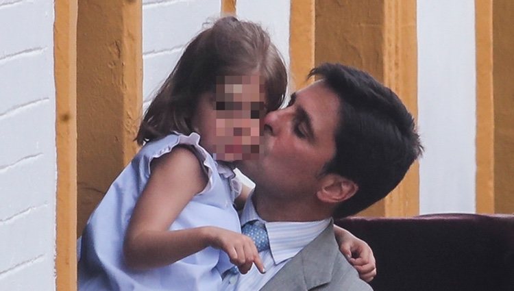 Fran Rivera besando a su hija Carmen en el inicio de la Semana Santa 2019