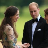 Kate Middleton y Rose Hanbury hablando frente al Príncipe Guillermo