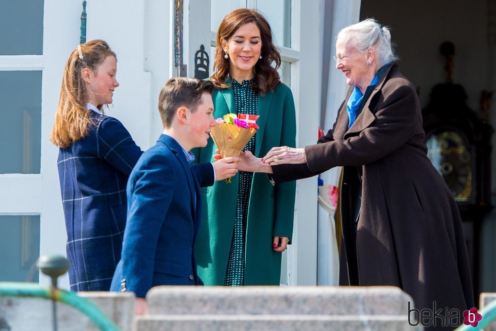 Isabel de Dinamarca entrega un ramo de flores a Margarita de Dinamarca en presencia de Christian y Mary de Dinamarca