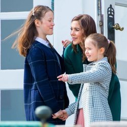 Mary de Dinamarca con sus hijas Isabel y Josefina en el 79 cumpleaños de Margarita de Dinamarca