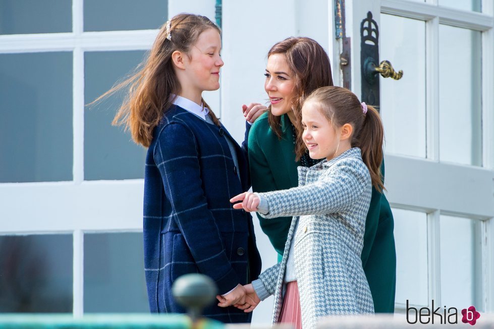 Mary de Dinamarca con sus hijas Isabel y Josefina en el 79 cumpleaños de Margarita de Dinamarca