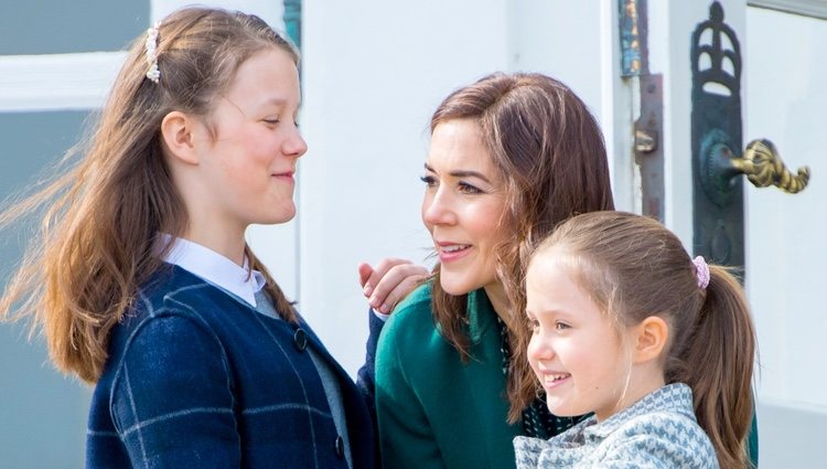 Mary de Dinamarca con sus hijas Isabel y Josefina en el 79 cumpleaños de Margarita de Dinamarca