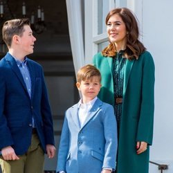 Mary de Dinamarca con sus hijos Christian y Vicente de Dinamarca en el 79 cumpleaños de Margarita de Dinamarca